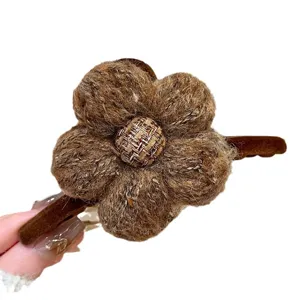 Winter Pluesch Blume Haarklammer braun fluffige Haarschmuck fuer Frauen taegliches Styling