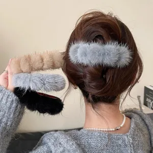 Vintage Plush Faux Fur Hair Claw Clip For Women Winter Elegant Back Of Head Shark Clip Feather Hair Catch Accessory