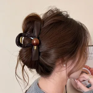Vista dettagliata di un elegante fermaglio per capelli a fiocco marrone su acconciatura.