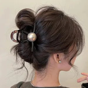 Elegante molletta per capelli con perla grigia da donna, fermaglio squalo per acconciature chic.