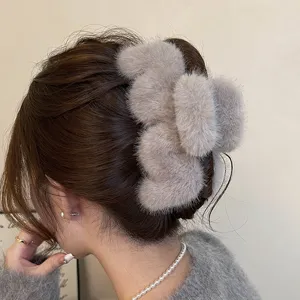 Vista detallada de la pinza de pelo de peluche grande, accesorio de invierno para cabello grueso.