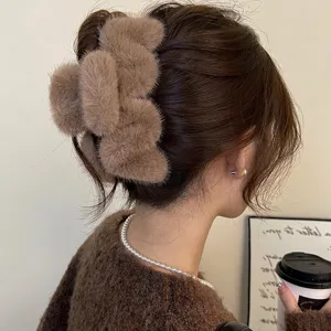 Pinza de pelo marrón esponjosa para cabello grueso, clip de tiburón de invierno para peinados.