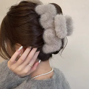 Detalle pinza de pelo de peluche gris primer plano, accesorio de pelo de invierno suave.