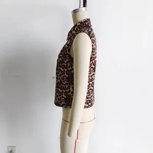 Vue détaillée de profil du gilet sans manches pour femme à imprimé léopard tendance.