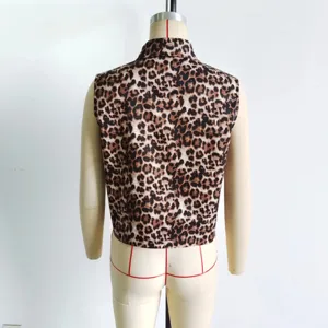 Vue arrière détail du gilet sans manches imprimé léopard pour femme, haut chic motif animal.
