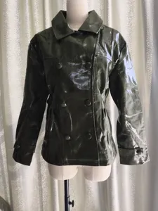Chaqueta cruzada de charol brillante para mujer vista de detalle, prenda verde elegante.
