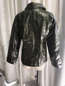 Vista posterior detallada de una chaqueta elegante de charol verde oscuro para mujeres.