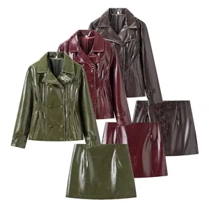 Conjunto de dos piezas chic de chaqueta cruzada y minifalda de charol brillante para mujer.