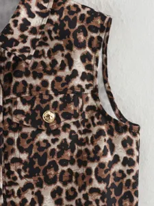 Détail de gilet imprimé léopard avec poche poitrine et bouton, gros plan de mode décontractée.