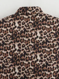 Détail de gilet imprimé léopard montrant le col arrière et le design animal classique.