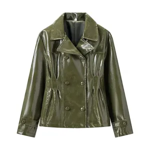 Detalle de chaqueta de cuero brillante verde oliva, estilo cruzado, elegante textura.