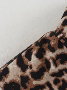 Detail de texture de tissu imprime leopard pour gilet de loisir tendance pour femme top.