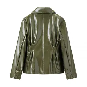 Chaqueta de cuero sintético brillante verde oliva espalda, elegante ropa de mujer otoño invierno.