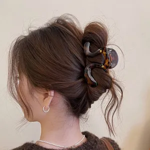 Vista dettagliata di un elegante fermaglio per capelli tartarugato da donna, perfetto per chignon.