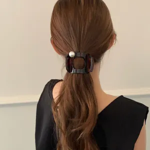 Schildpatt Haarklammer mit Perle, großes Vintage Haaraccessoire für elegante Pferdeschwänze.