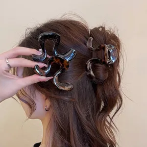 Dettaglio molletta per capelli tartaruga irregolare per acconciatura elegante da donna