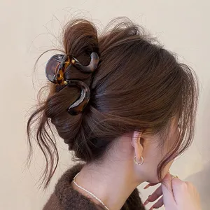 Dettaglio di un fermaglio per capelli unico in tartaruga per elegante acconciatura.