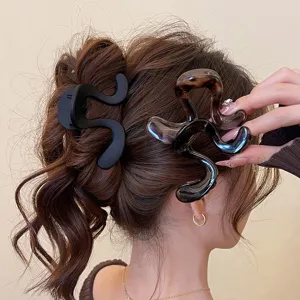 Elegante pinza per capelli a onda irregolare in nero opaco e tartaruga, per chignon.