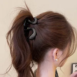 Elegante molletta per capelli nera da donna, artiglio per capelli irregolare per acconciature chic.