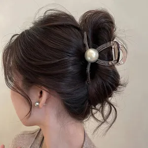 Elegante molletta per capelli con perla grigia da donna, accessorio chic per acconciature.