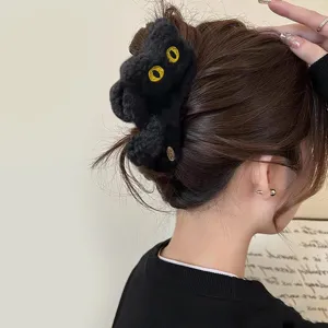 Vue détaillée de la jolie pince à cheveux chat noir en peluche, parfaite pour un style charmant.