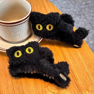 Vue detaille de la pince a cheveux peluche chat noir mignon, grand accessoire hivernal.