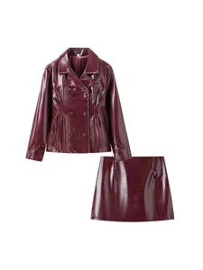 Conjunto de chaqueta cruzada de charol brillante rojo vino y falda corta mujer.