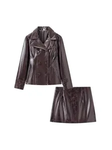 Conjunto de chaqueta cruzada de piel sintética brillante y minifalda marrón oscuro.