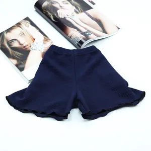 Vue détaillée de shorts de sécurité texturés bleu foncé avec ourlet à volants et taille élastique.