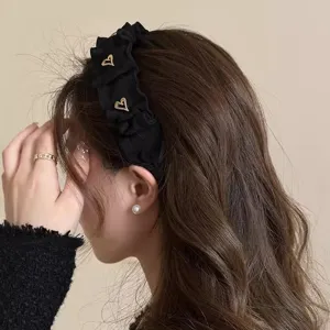 Schwarzes Plissee-Stirnband mit goldenen Herzdetails für elegante Damen Haarschmuck.