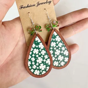 Pendientes de madera de San Patricio con patrón de trébol verde y lazo brillante festivo.