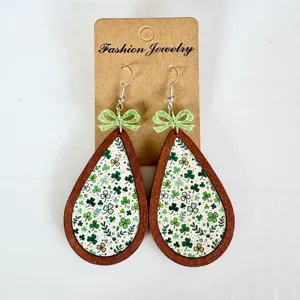 Pendientes de lágrima de madera del Día de San Patricio con trébol y lazo brillante.