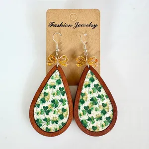 Pendientes de madera de San Patricio en forma de gota con trébol y bonito lazo.
