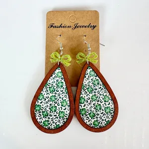 Pendientes de lágrima de madera de San Patricio con trébol verde y lazo brillante.