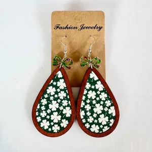 Pendientes colgantes de madera de San Patricio con trifolio verde y lazo bonito.