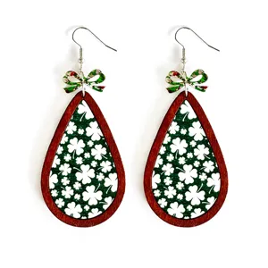 Pendientes de madera detalle con motivo de trebol verde y lazo para festividad.
