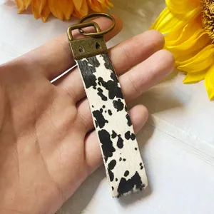 Kuhfell Leder Schlüsselanhänger Detailansicht, Vintage Stil Metall Zubehör Boho Taschen Anhänger.