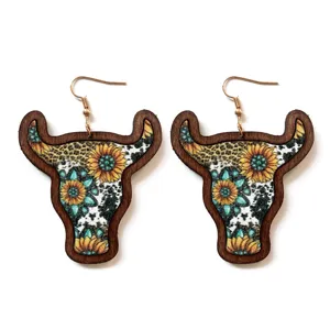 Détail des boucles d'oreilles taureau en bois vintage avec des tournesols et de superbes motifs boho.