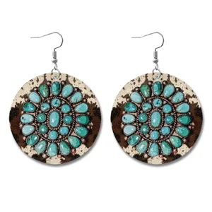 Gedetailleerd overzicht van ronde lederen oorbellen met turquoise print in vintage stijl