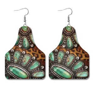 Westerse vintage stijl lederen oorbellen met koeienetiket vorm en turquoise print.