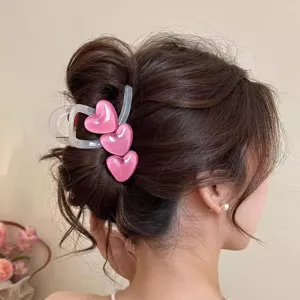 Detailaufnahme der süßen rosa Jelly Herz Haarklammer mit transparentem Harz Design.
