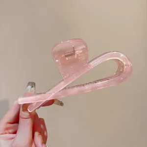 Elegante rosa Acryl Haarklammer mit einem einzigartigen geometrischem Design für Damen.