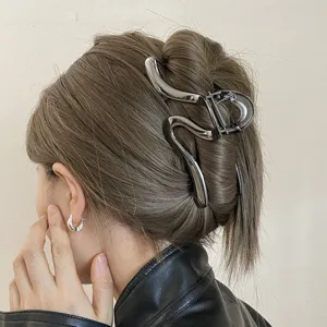 Minimalist Metal Hair Claw Large Geometric Liquid Form Shark Clip Elegant Line Ponytail Holder Hair Styling Tool Accessories For Women