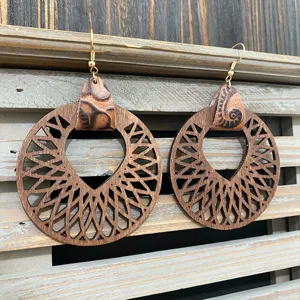 Boucles d'oreilles mandala ajourees en bois vintage, pendantes statement pour femmes.