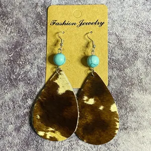 Boucles d'oreilles pendantes en cuir de vache style western avec perles turquoise pour femmes.