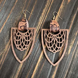 Boucles d'oreilles pendantes en bois vintage avec motif mandala géométrique et cuir.