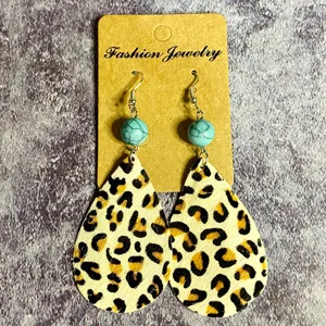 Boucles d'oreilles pendantes en cuir imprimé léopard vintage avec perles turquoise.