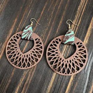 Boucles d'oreilles pendantes en bois vintage avec cuir motif turquoise et crochets.