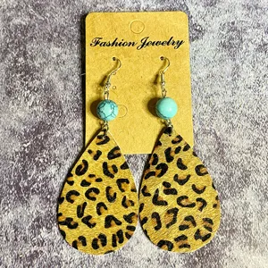 Boucles d'oreilles pendantes léopard vintage avec perle turquoise et support.