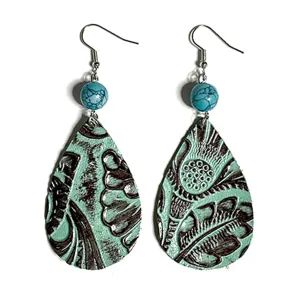 Vue detaillee de boucles doreilles pendantes en cuir turquoise retro, bijoux en faux cuir.